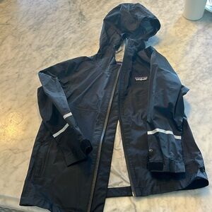 Patagonia black kids raincoat XS (5-6 kids)